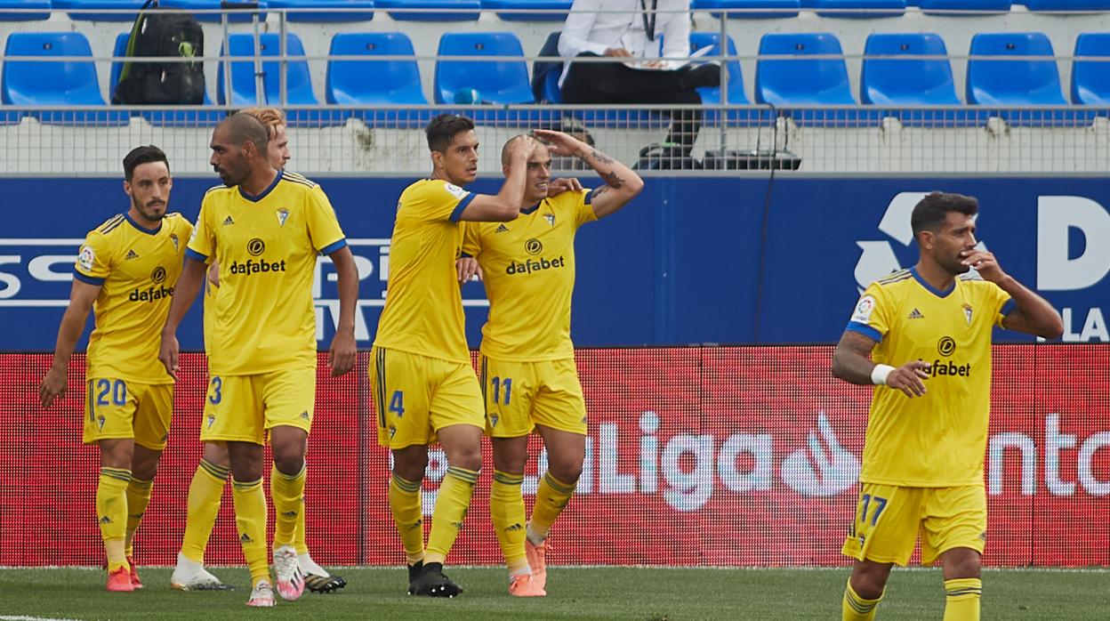 Jorge Pombo celebra el gol con sus compañeros