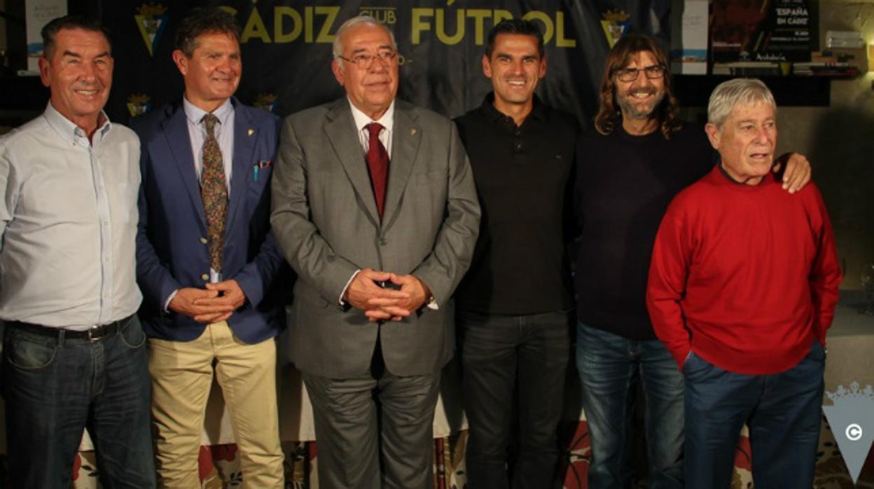 Superpaco, centro, rodeado de exjugadores del Cádiz CF
