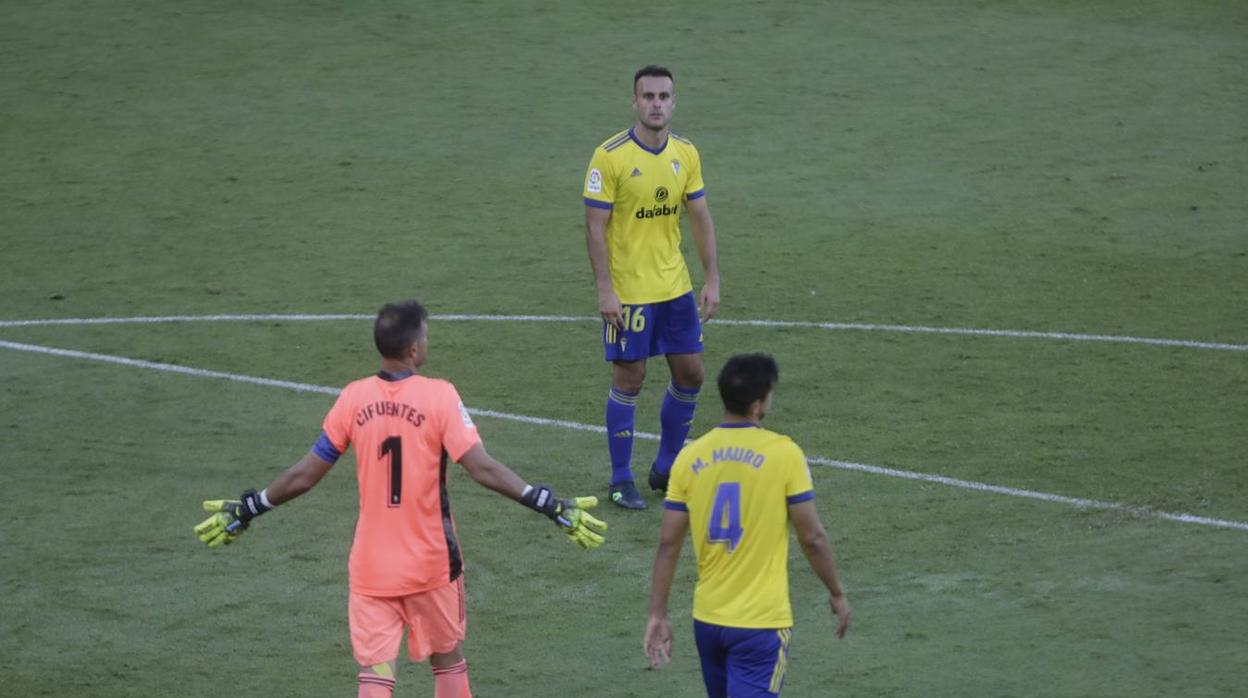 Cifuentes, Cala y Mauro en el partido ante el Sevilla