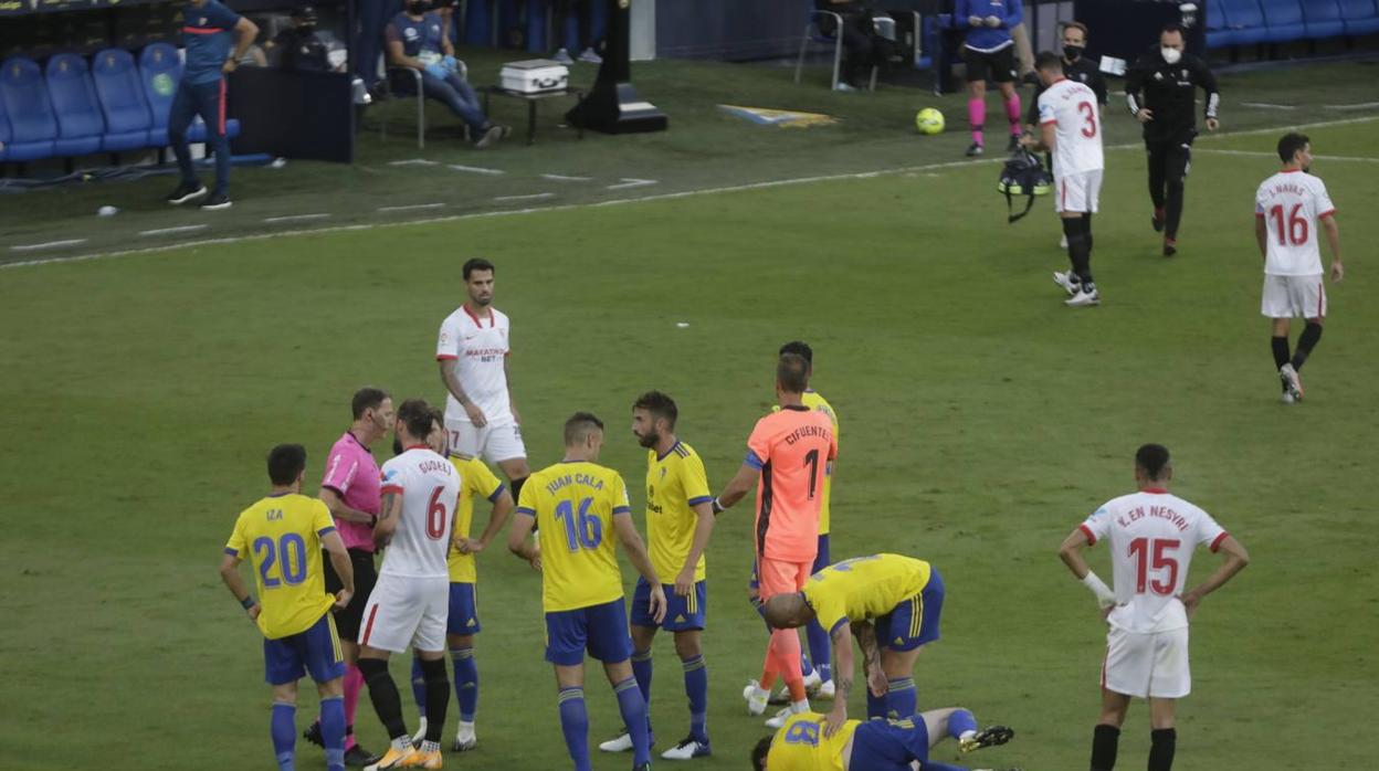 Jugadores del Cádiz y del Sevilla en un lance del partido