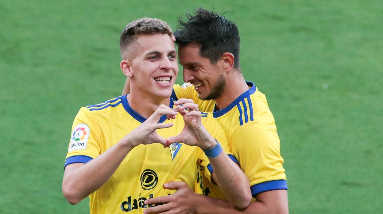 Alejo celebra su gol con Marcos Mauro.