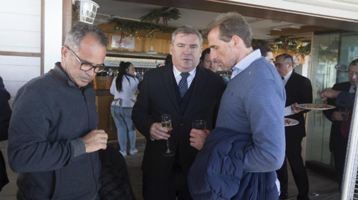 Cervera, Vizcaíno y Arias, en una copa del club