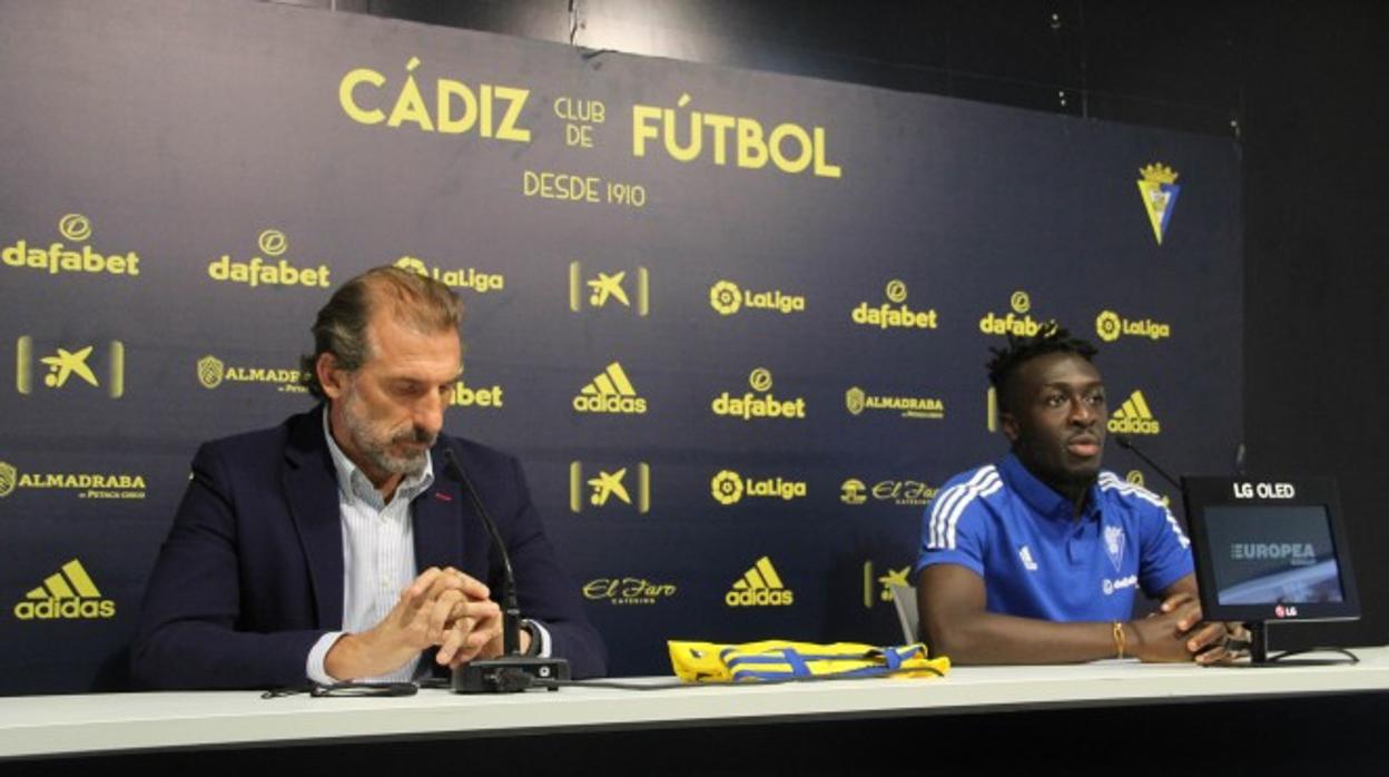 Óscar Arias, junto a Bobby, en la presentación telemátca del jugador.