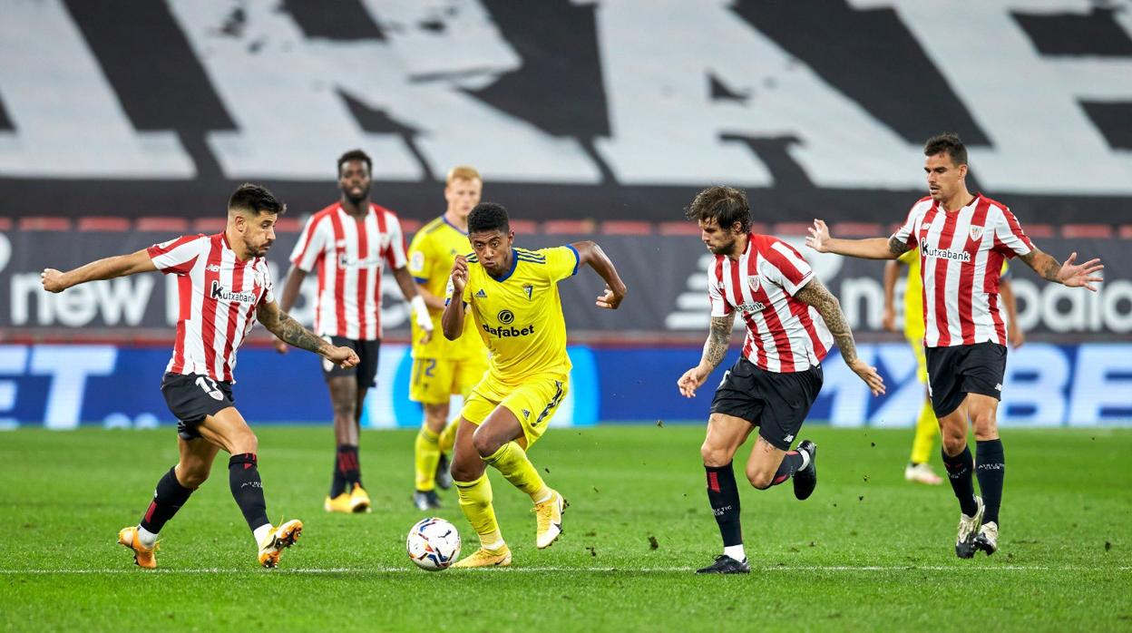 Lozano corre rodeado de rivales.