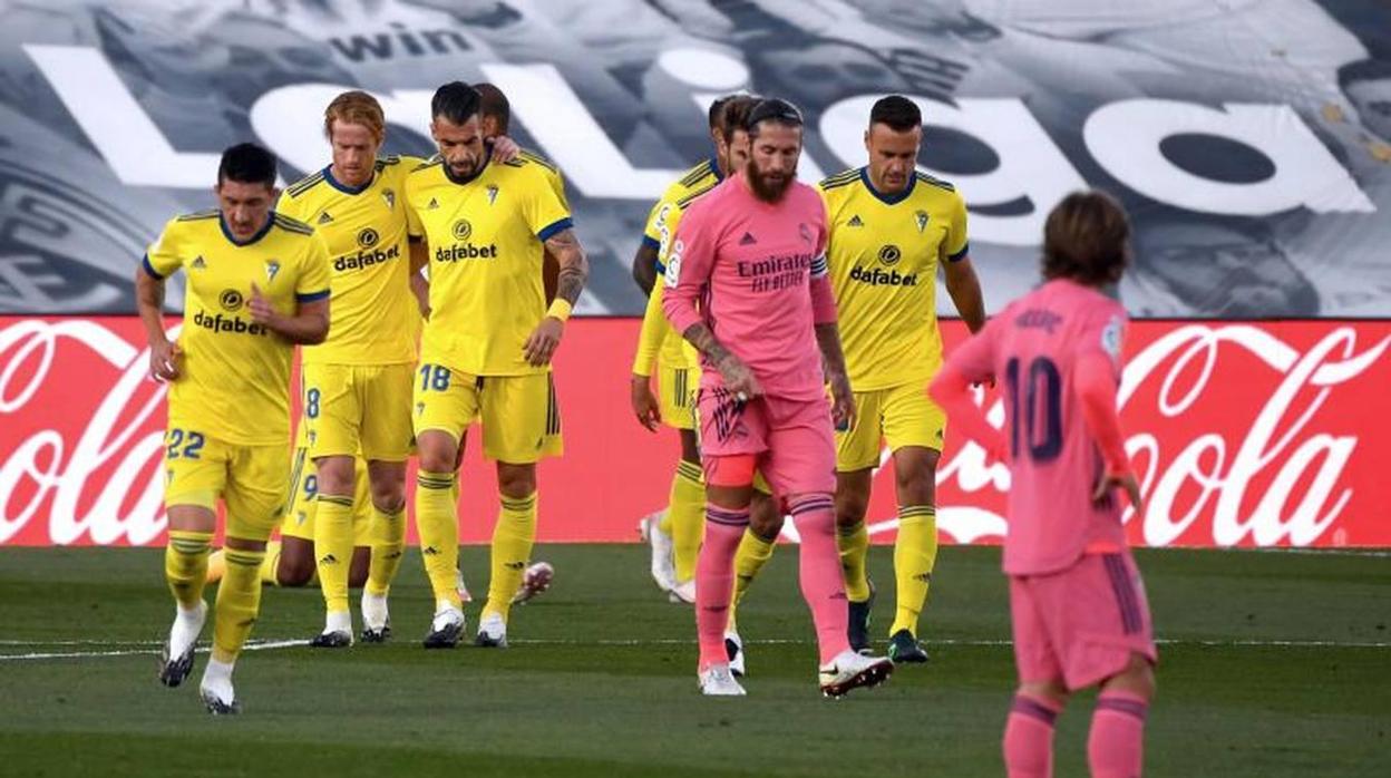 Los jugadores del Cádiz vuelven a su campo después de celebrar el gol de la victoria.