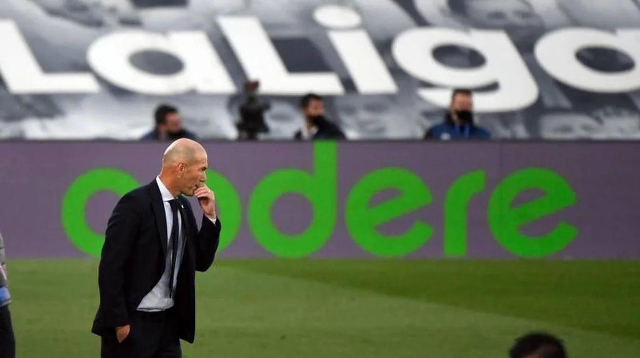 Zidane en el banquillo de Valdebebas