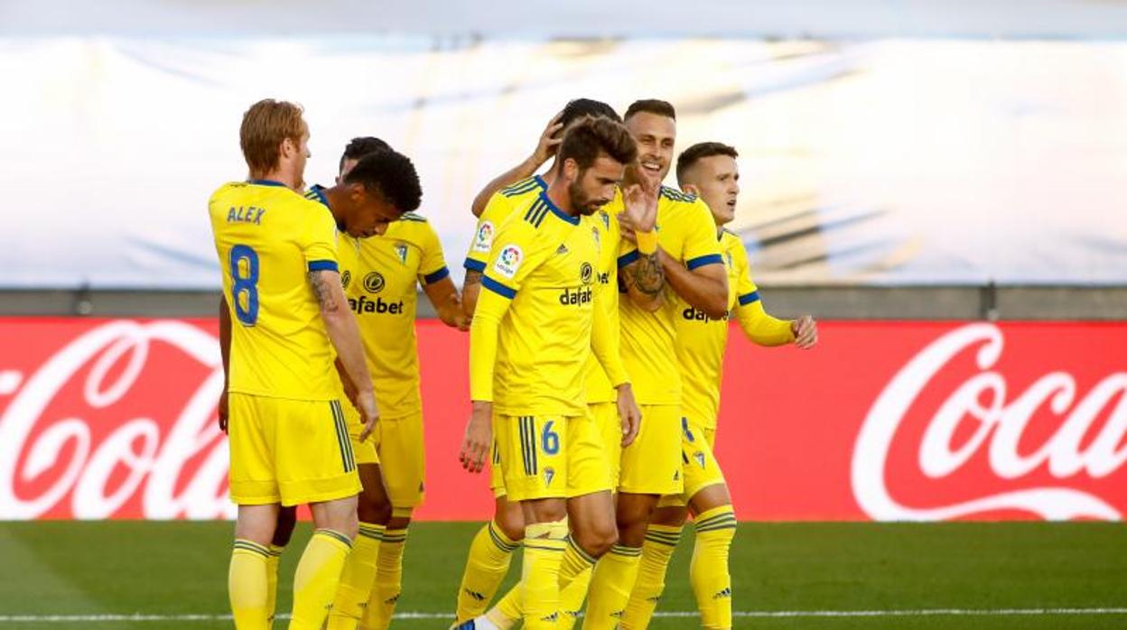 Los jugadores celebran el gol de Choco Lozano.