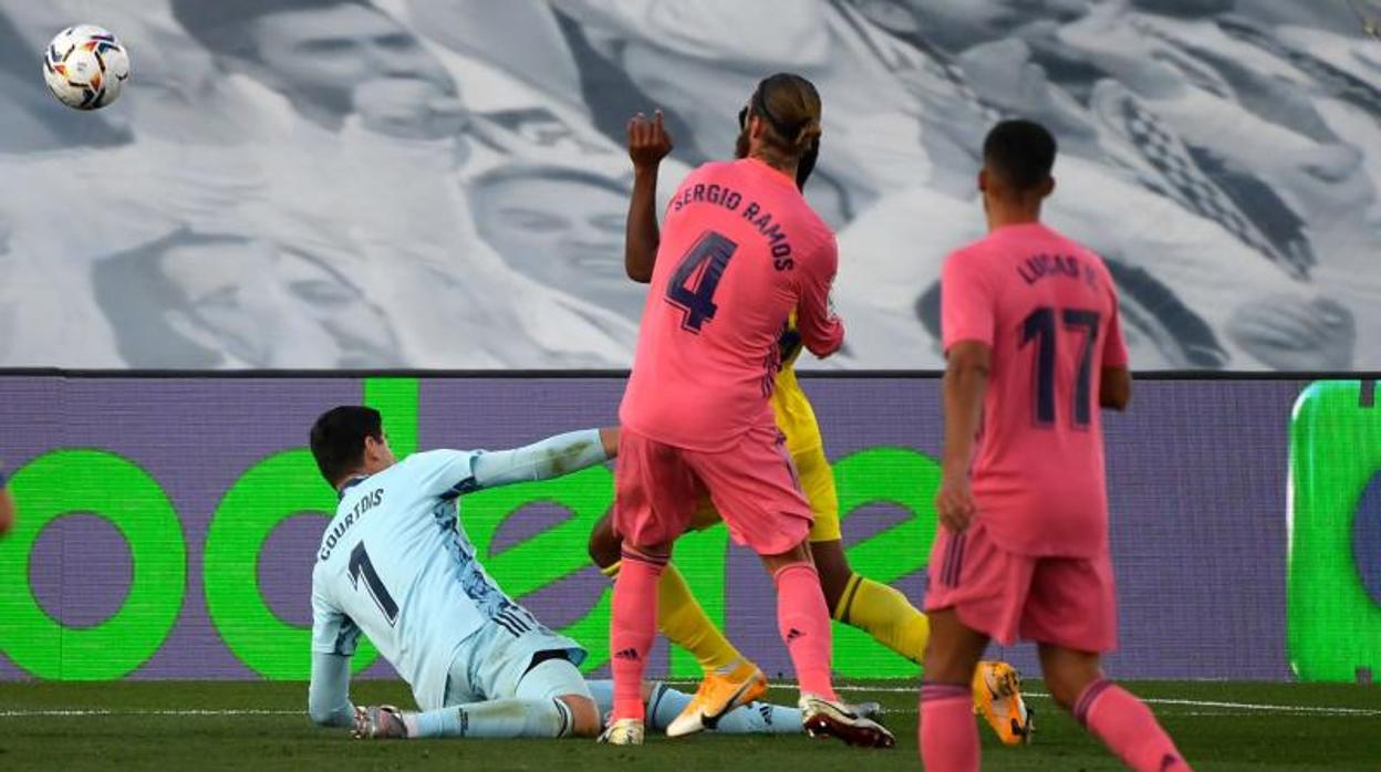 Choco Lozano marca el gol ante el Real Madrid.