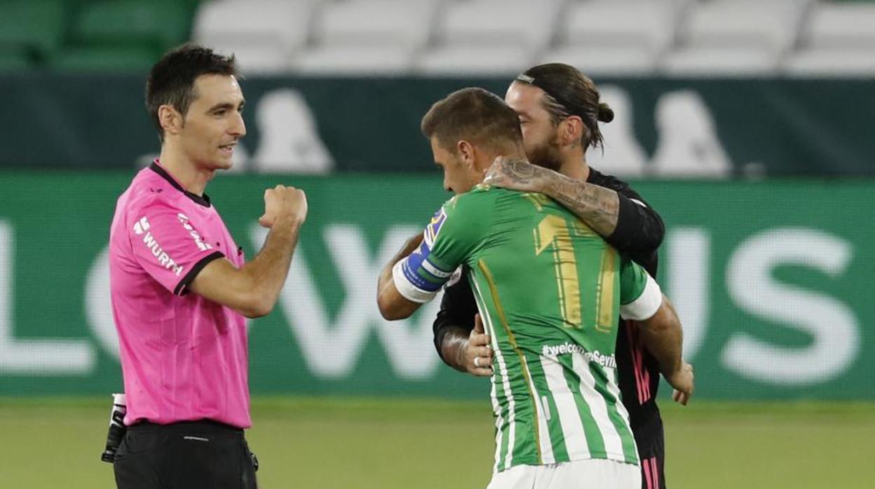 De Burgos Bengoetxea durante el reciente Betis - Real Madrid junto a Joaquín y Sergio Ramos.