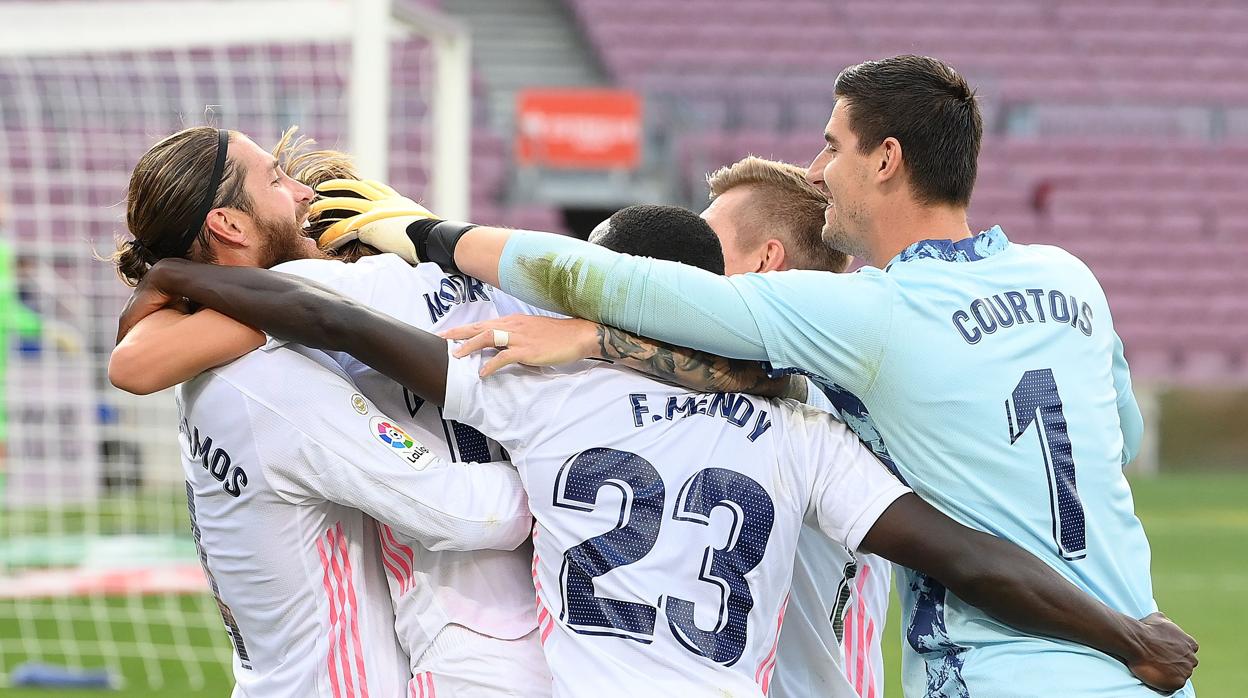 Courtois con sus compañeros tras ganar al Barcelona.