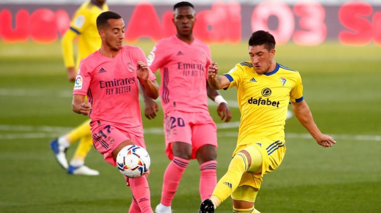 Pacha con Lucas Vázquez durante el Real Madrid - Cádiz CF.