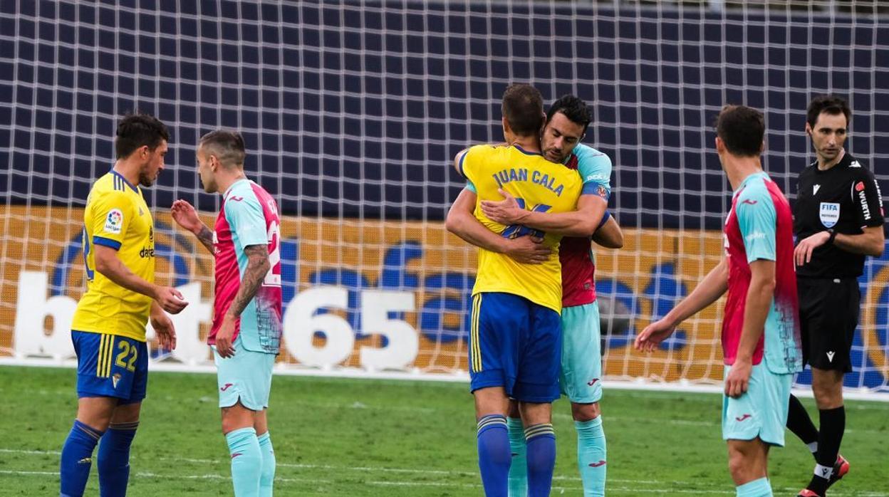 Cala se abraza con Iborra, ex compañeros en el Sevilla FC.