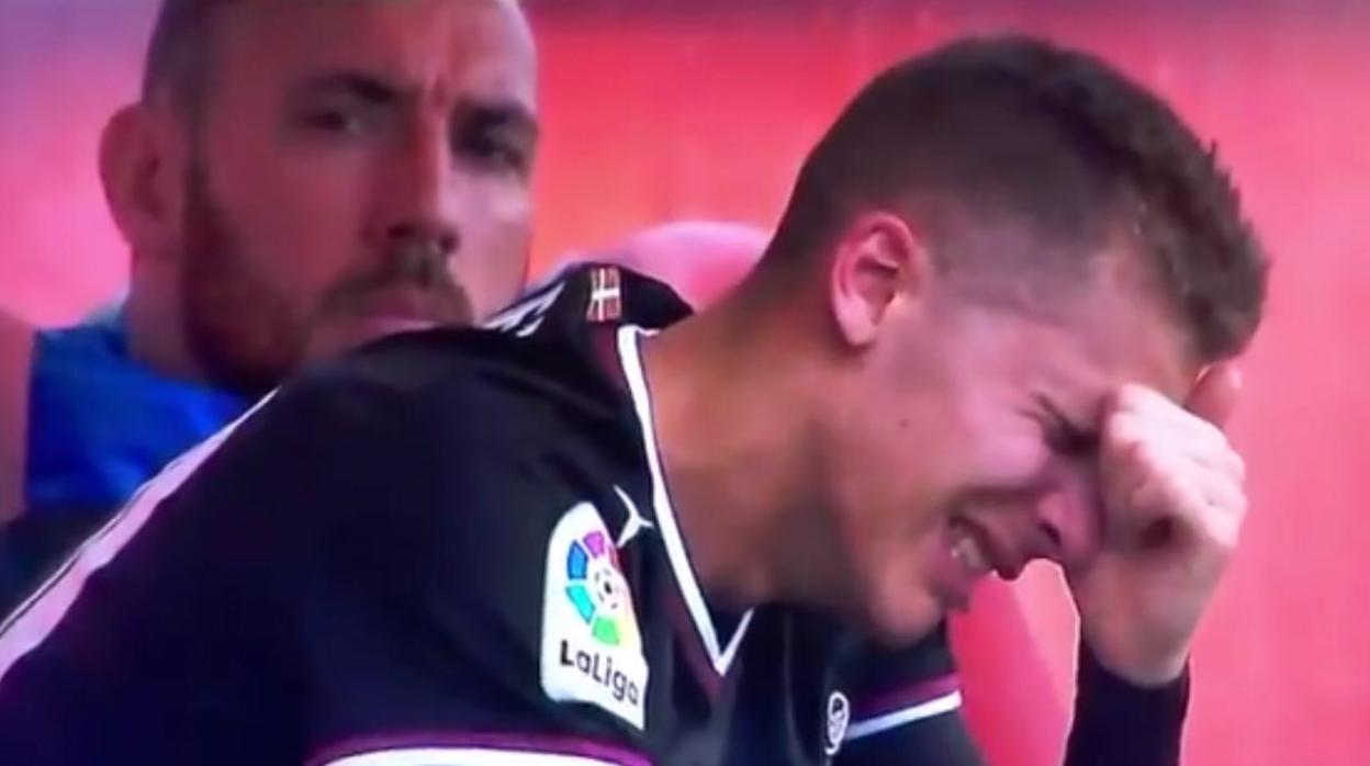 Momento en el que Iván Alejo llora desconsoladamente tras ser relevado por Mendilibar durante un Girona-Eibar.