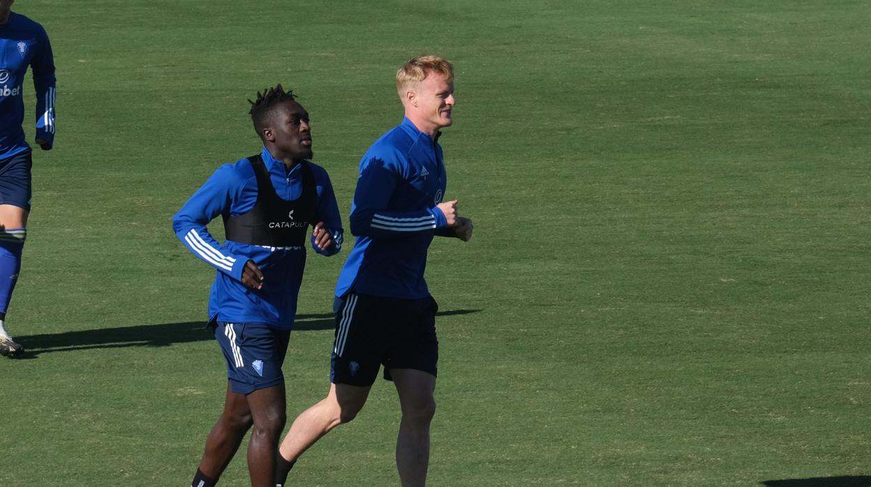 Bobby Adekanye y Jens Jonsson, en un entrenamiento.