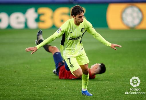 Joao Félix celebra uno de sus goles en El Sadar.