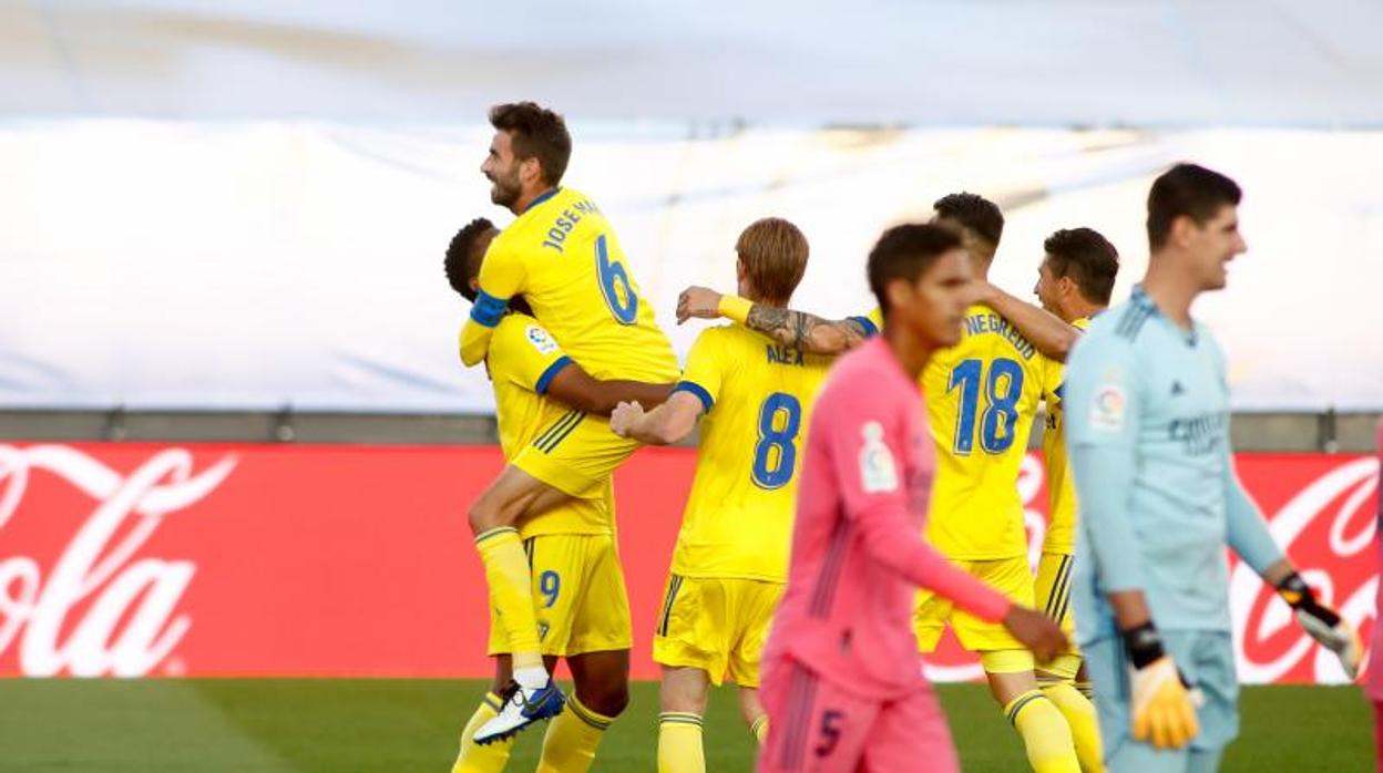 José Mari celebra el gol de Choco ante el Real Madrid en Valdebebas.