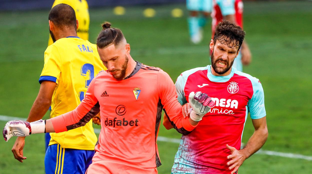 Conan Ledesma defendiendo la portería del Cádiz CF ante el Villarreal.