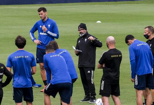 Cervera da instrucciones durante un entrenamiento.