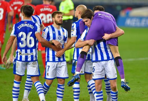 Los jugadores de la Real celebran la victoria ante el Granada.