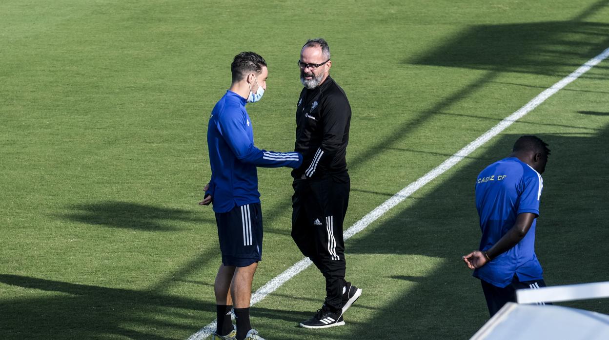 Iza Carcelén conversa con Álvaro Cervera durante un entrenamiento.