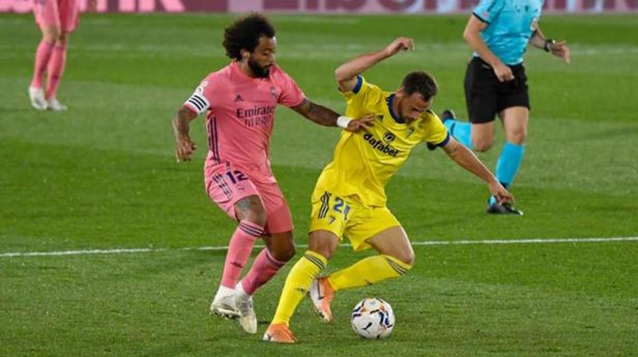 Malbasic ante Marcelo en el partido frente al Real Madrid