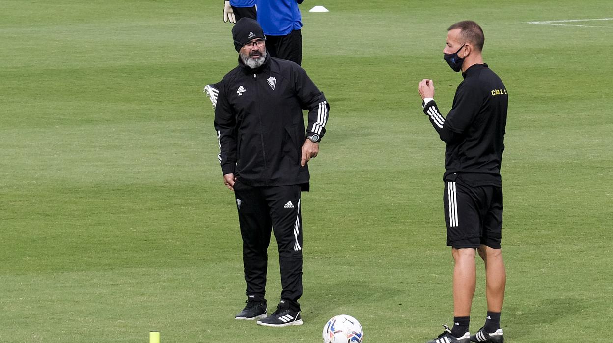 Álvaro Cervera en un entrenamiento, junto al preparador físico Miguel Ángel Campos.