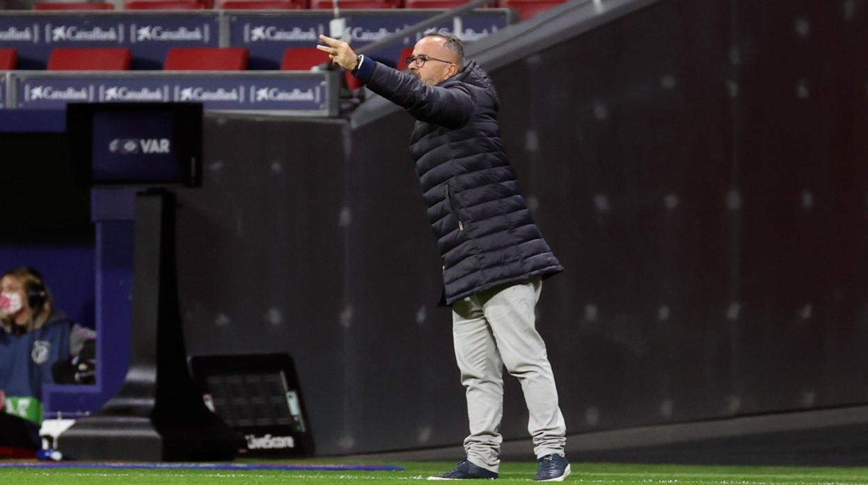 Álvaro Cervera, técnico del Cádiz CF en el partido contra el Atlético de Madrid.