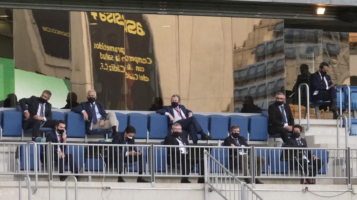 Manuel Vizcaíno, rodeado de sus directivos, en el palco de Carranza.