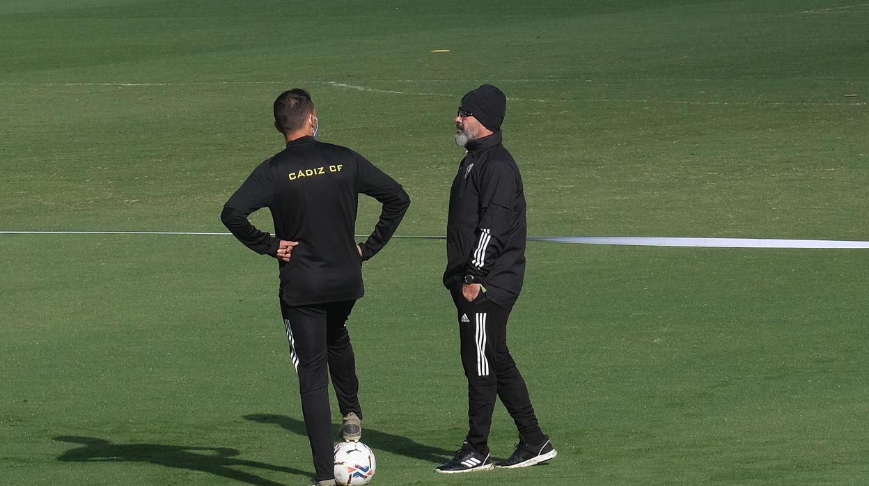 Perera, de espaldas, junto a Cervera en un entrenamiento.