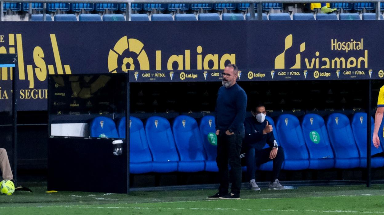 Álvaro Cervera en el banquillo de Carranza