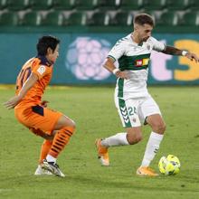 El central del Elche ante el Valencia.