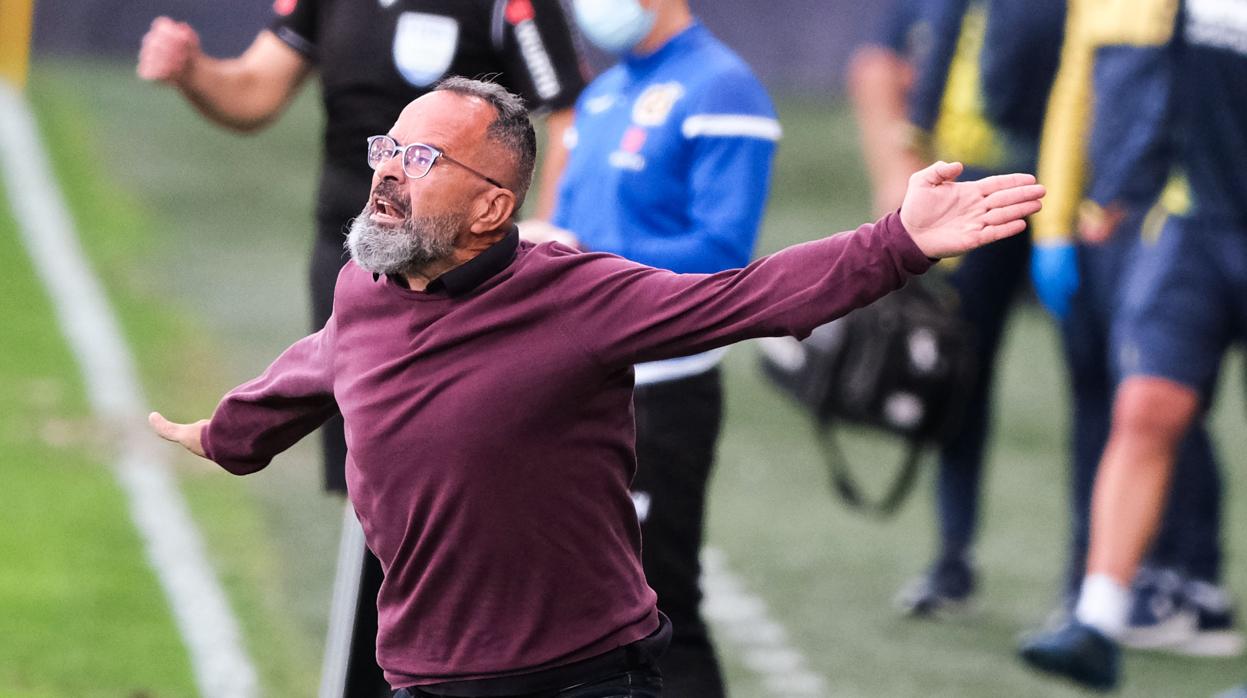 Álvaro Cervera dirige al equipo en un partido de esta temporada.