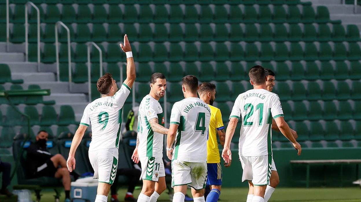 Los jugadores del Elche celebran el gol de Lucas Boyé.