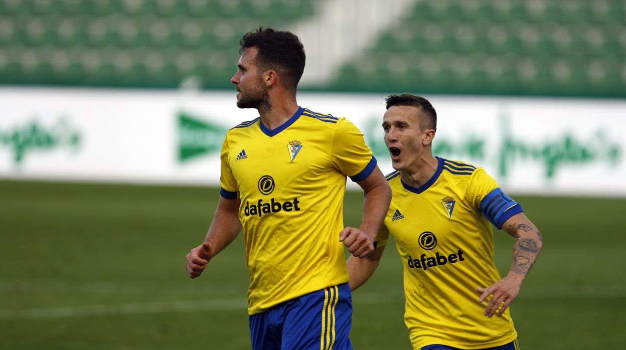 Álvaro Giménez es felicitado por Salvi tras marcar.