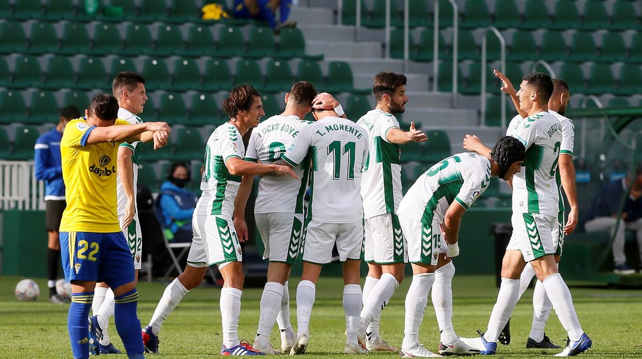 Los jugadores del Elche felicitan a Lucas Boyé, autor del 1-0.