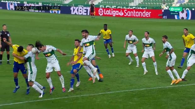 Un penalti clarísimo que el árbitro y el VAR no quisieron ver