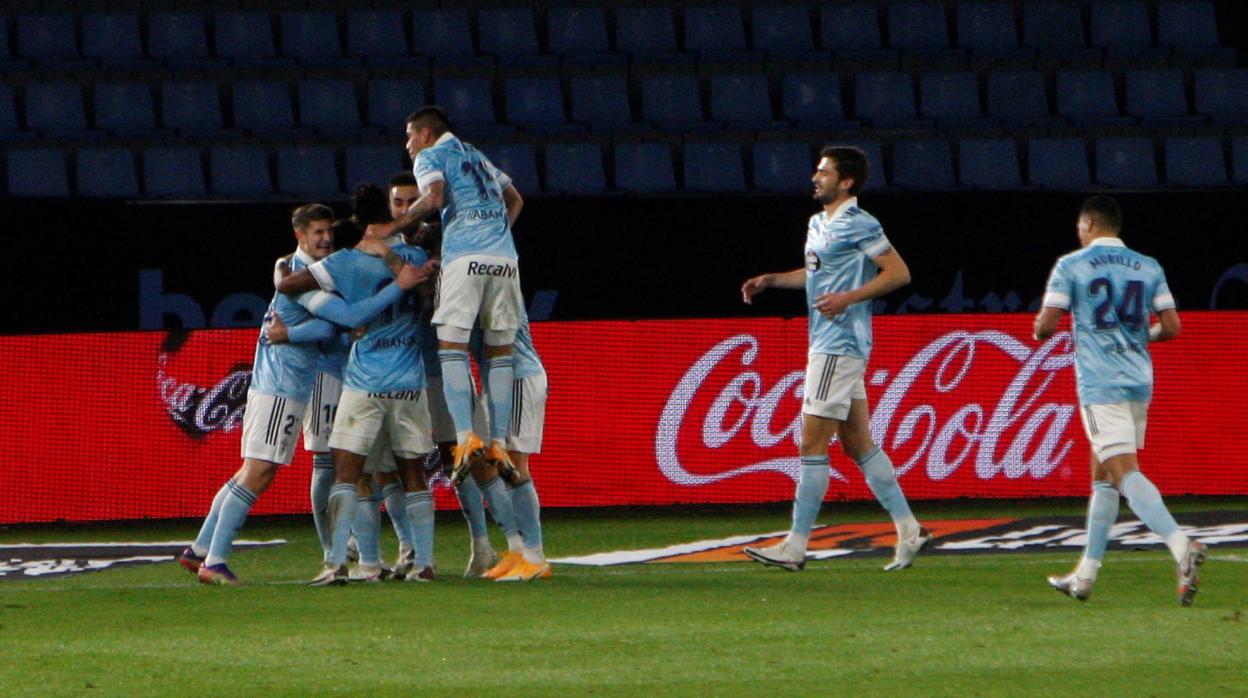 Los jugadores del Celta celebran un gol de los tres que le endosaron al Granada.