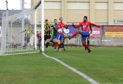 Gol de Juanito Bazo al CD Ribadumia el pasado domingo en Calabagueiros.