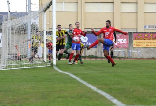 Gol de Juanito Bazo al CD Ribadumia el pasado domingo en Calabagueiros.