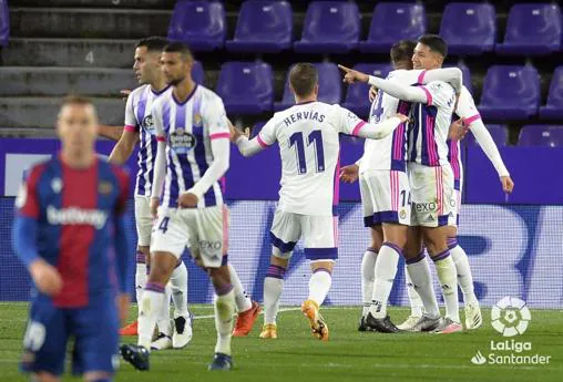 Los jugadores del Valladolid celebran el gol marcado ante el Levante.
