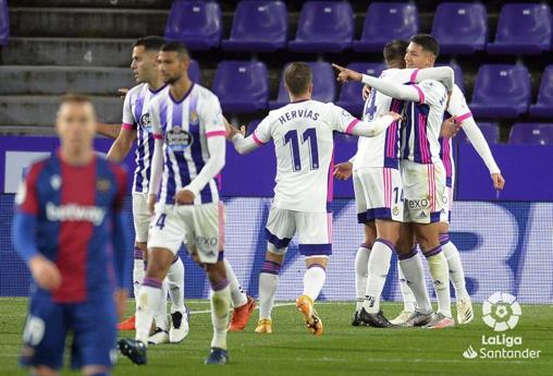 Los jugadores del Valladolid celebran el gol marcado ante el Levante.