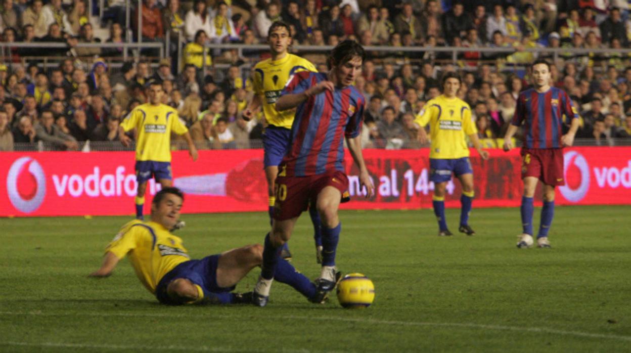 Suárez trata de frenar a Messi, único superviviente de aquel partido.