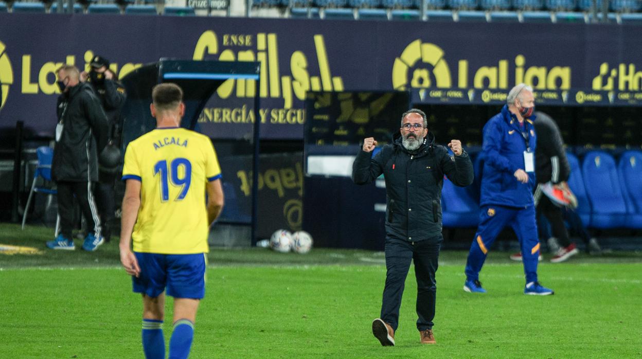 Álvaro Cervera levanta los puños para celebrar la victoria ante el Barcelona en presencia de Alcalá.