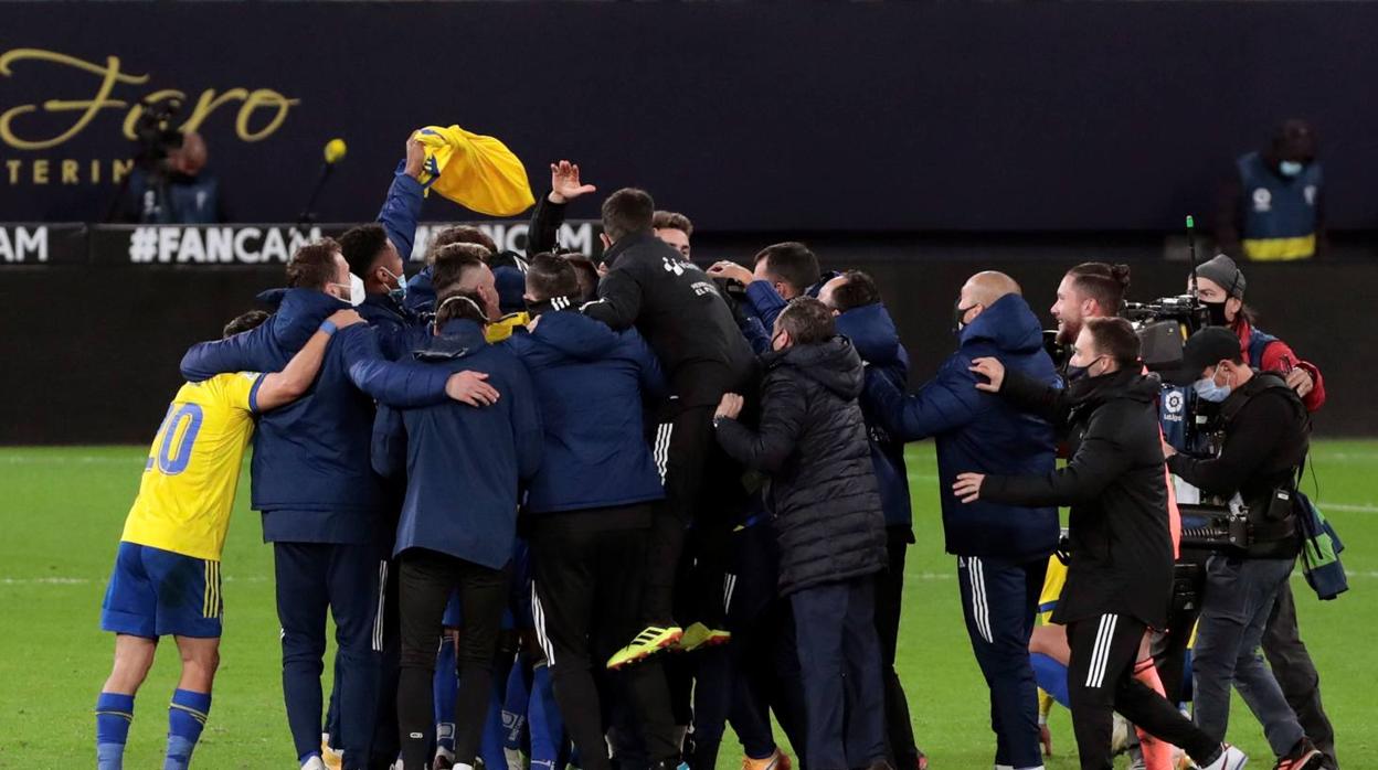 La plantilla cadista celebra la victoria ante el Barcelona