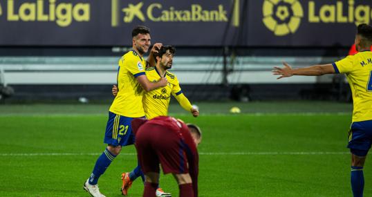 Álvaro Giménez se abraza a Jairo tras marcar al Barcelona.