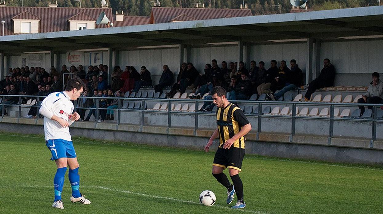 Estadio A Senra, en un partido del CD Ribadumia con público en las gradas