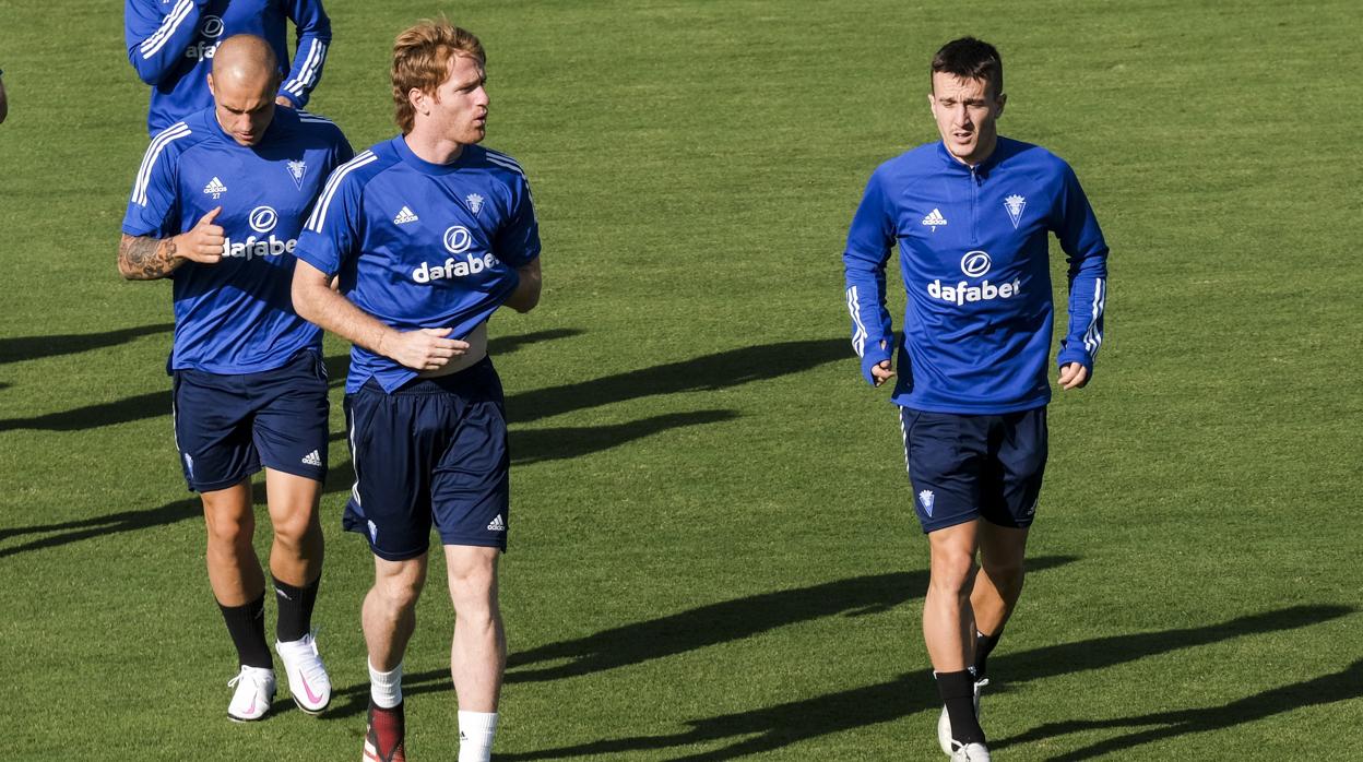 Salvi, Álex y Pombo durante un entrenamiento del Cádiz CF.