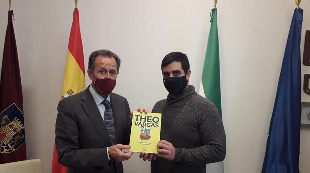 Carlos Vargas, hijo de Theo, entrega el libro al alcalde de Chiclana, José María Román.