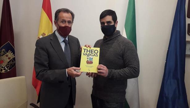 El alcalde de Chiclana recibe el libro de Theo Vargas