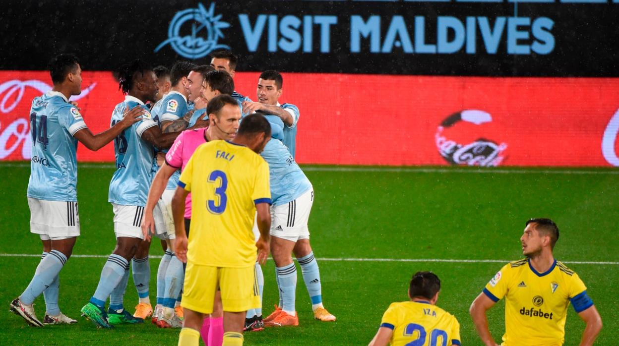 Los jugadores del Celta celebran un gol ante Fali, Iza y Mauro